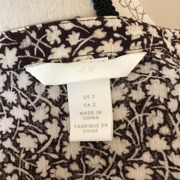 H&M Vneck Top Size 2 - Picture 3 of 3